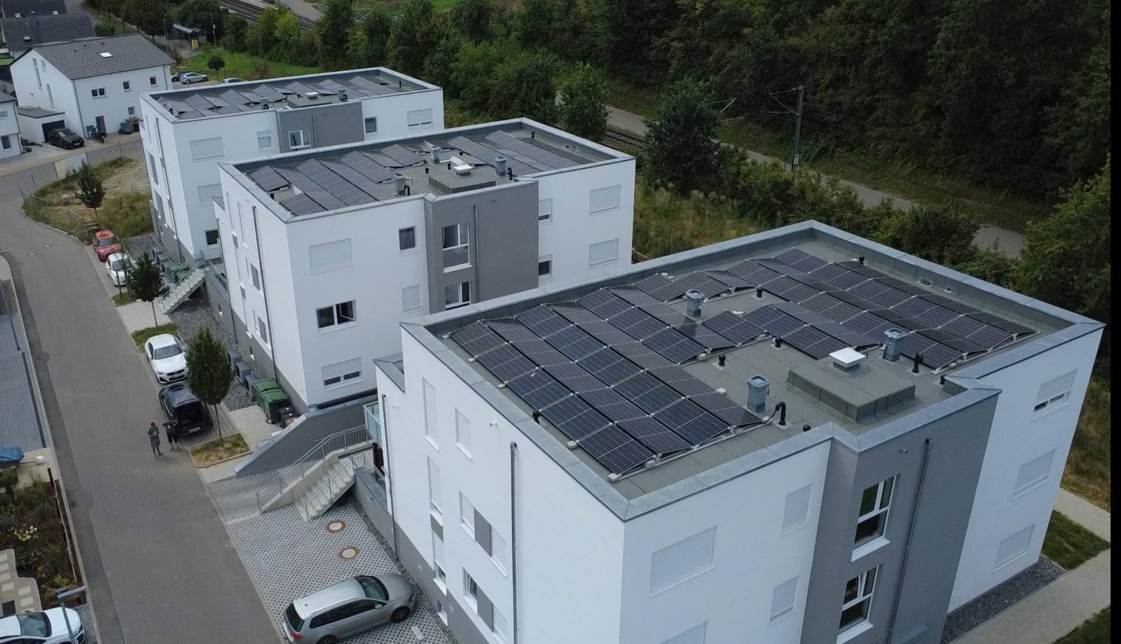 Wohnanlage aus der Luft, Gesamtansicht mit Nachbarschaft