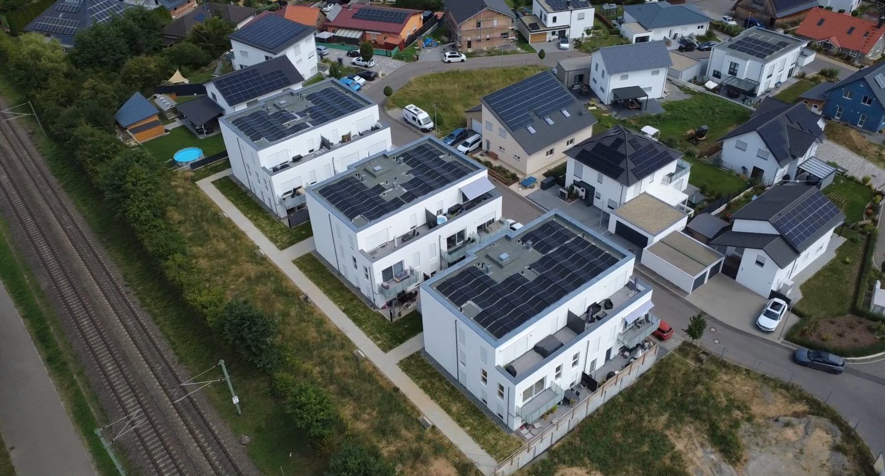 Fertiggestellte Wohnanlage mit 22 Wohneinheiten aus der Luft
